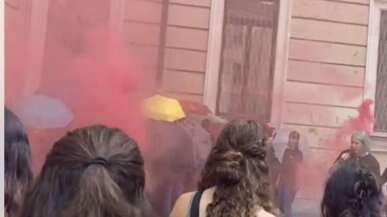 Protesta con fumogeni al liceo Manzoni: “Lasciateci fumare a scuola”