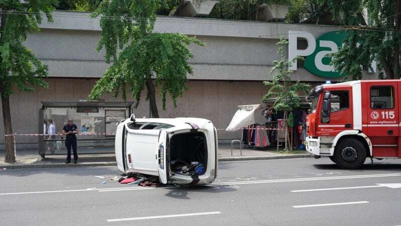 Taxi si ribalta per l'alta velocità in via Piccinni all'angolo con corso Buenos Aires: in codice giallo il conducente 58enne