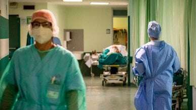 Negli ospedali e Rsa della Lombardia raccomandata di nuovo la mascherina per proteggere anziani e fragili