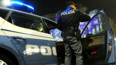 Aggredito da gruppo di 30-40 persone in via Bisceglie: grave 34enne