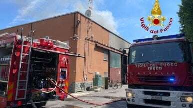 Incendio alla Urania Color: la colonna di fumo visibile a distanza. Il sindaco: “Per precauzione finestre chiuse”