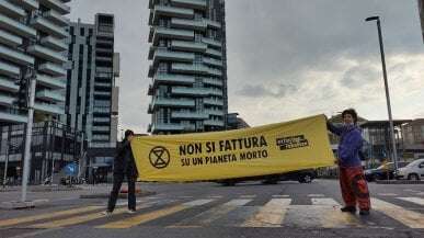 Azione notturna a Milano di Extinction Rebellion: attaccati manifesti sulle vetrate della sede di Rai pubblicità