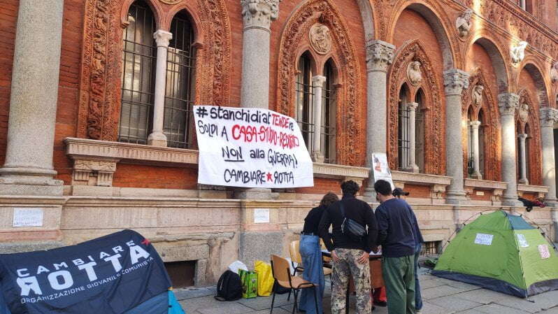 Tende in piazza davanti alla Statale di Milano. La nuova protesta degli studenti universitari: “Solo promesse, nulla è cambiato”