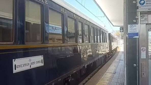 C’è l'Orient Express sui binari della stazione: il treno dei sogni in transito incanta i passeggeri