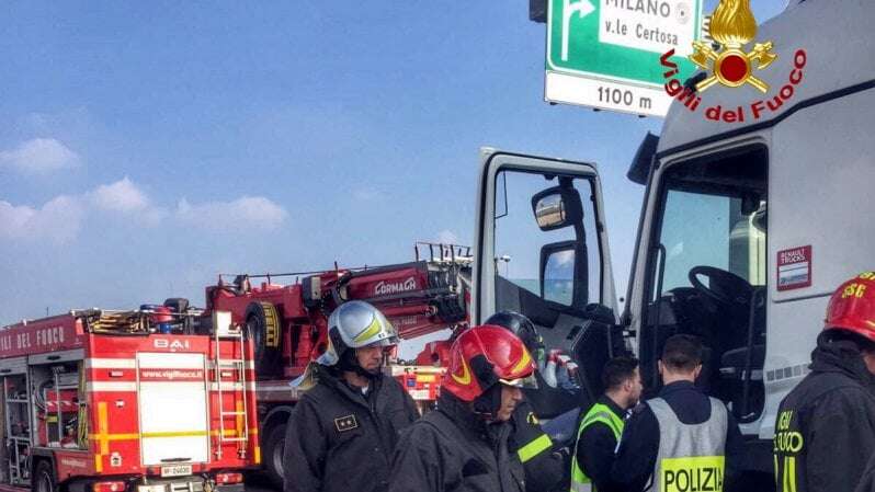 Morto un ragazzo di 24 anni sulla A4 tra Pero e viale Certosa: auto contro camion