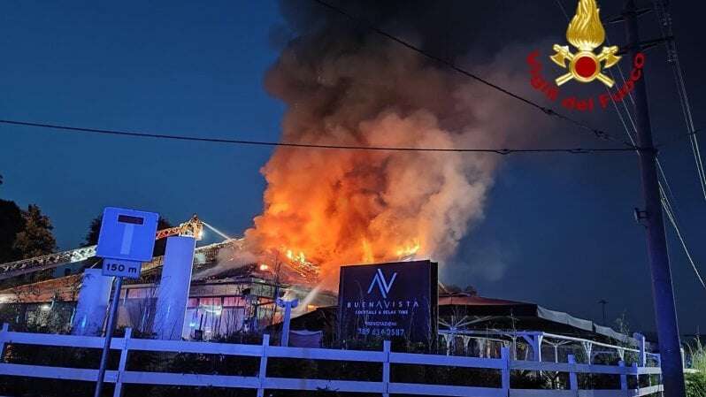 Un incendio distrugge il pub Buena Vista a Origgio: indagini sulla pista delle fiamme dolose