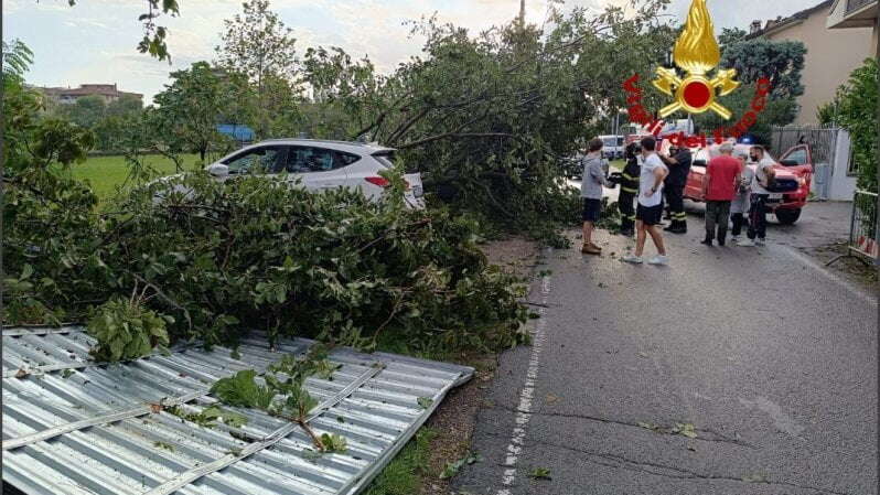 Tromba d'aria nel Milanese: alberi caduti e tetti scoperchiati. In città allerta arancione: restano chiusi i parchi