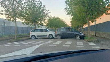 Maxi colpo nella ditta di computer: strade bloccate con le auto, chiodi sull’asfalto e un furgone usato come ariete