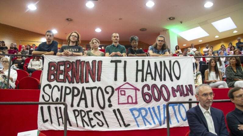 Alla Bicocca protesta degli studenti per chiedere più alloggi, lo striscione contro la ministra Bernini: “Spariti 600 milioni per le residenze universitarie”