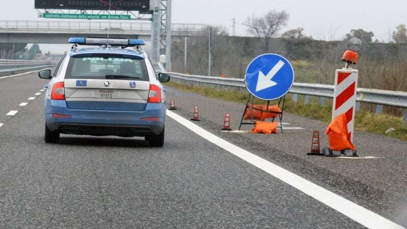 Operaio travolto e ucciso da un tir mentre è a lavoro su un cantiere dell'autostrada A4