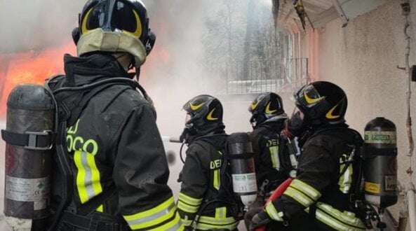 Protesta e incendio al Cpr di via Corelli, intervengono polizia e vigili del fuoco