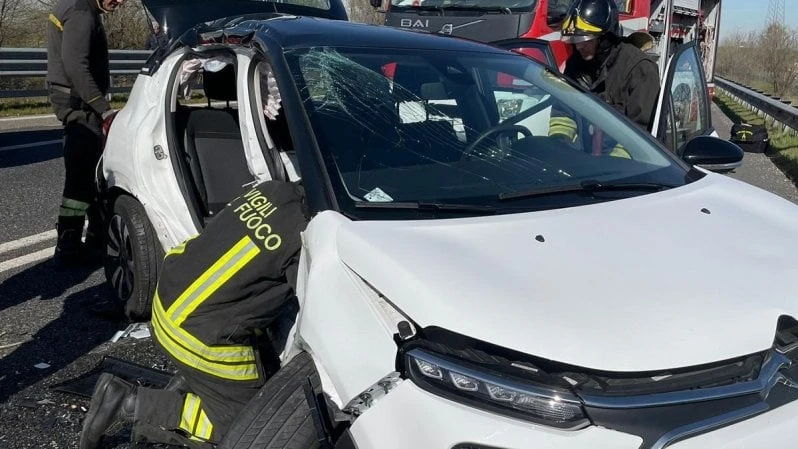 Scontro tra due auto sulla Statale 336, cinque feriti: una 14enne è rimasta incastrata nel sedile posteriore