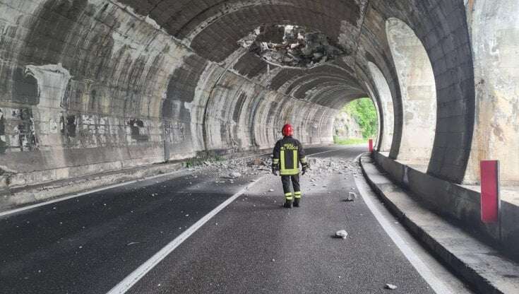 Frana sfonda volta galleria a Varenna, un'auto coinvolta. Strada e ferrovia interrotte