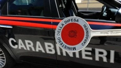 Morde il carabiniere per sfuggire all'arresto, 22enne fermato col taser