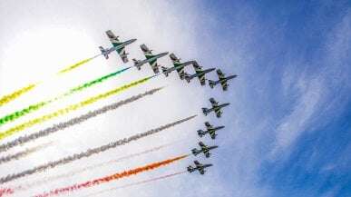 Le frecce tricolore in volo sopra Milano per celebrare i cento anni dell’aeronautica