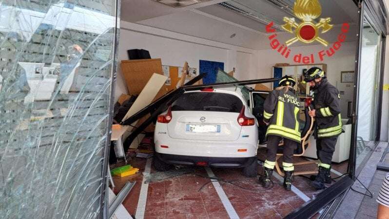 Auto non rispetta la precedenza e sfonda la vetrata di un centro disabili piombando nei locali: travolto un 57enne, è grave