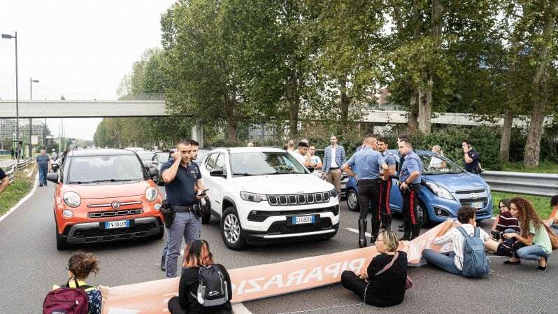 Ultima Generazione blocca il traffico in entrata a Milano su viale Fulvio Testi: attivisti per il clima seduti sull’asfalto | Video