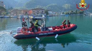 Proseguono ricerche 20enne dispersa nel lago d'Iseo: tre natanti dei vigili del fuoco con a bordo specialisti del soccorso acquatico