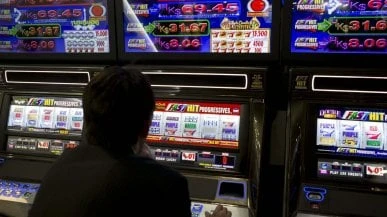 Rapina in sala giochi, dipendente accoltellata: bandito fugge con bottino di mille euro