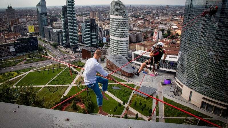 Il funambolo Andrea Loreni e la passeggiata a 140 metri d'altezza tra i grattacieli: su una fune larga 20 millimetri la sua prova estrema