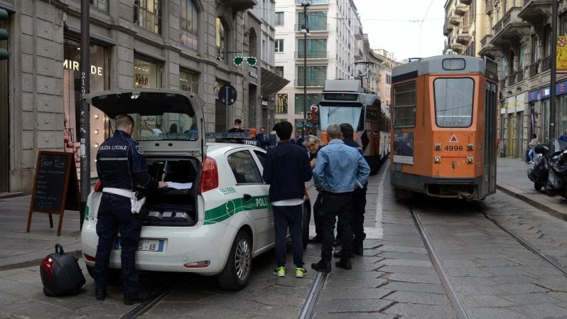 Ragazza di 20 anni investita da un tram in via Torino: è in gravi condizioni