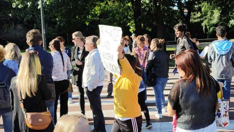 Scuola allagata, i genitori bloccano il traffico per protesta: 