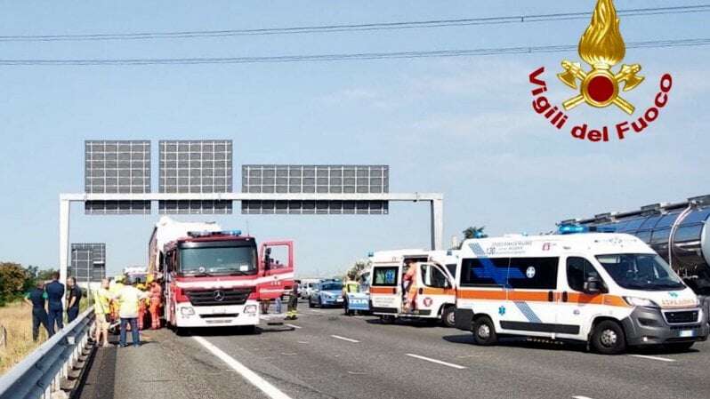 Grave scontro tra auto e camion sulla A4: morte due persone, coinvolte macchine e mezzi pesanti