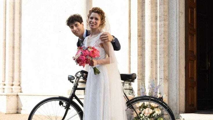 Lo sposo arriva in bicicletta, la sposa a piedi. E il sindaco commenta così sui social: “Grazie per l’impegno per l’ambiente”