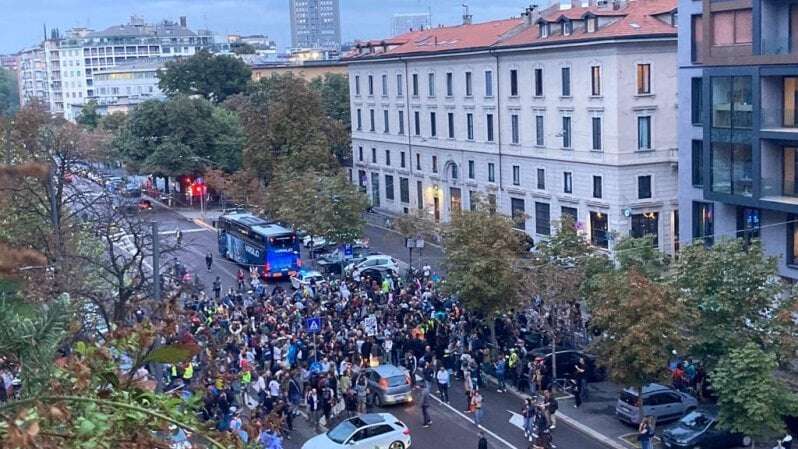 Più di mille persone al flash mob per la sicurezza sulle strade a Milano dopo gli ultimi incidenti mortali: “Basta morti”