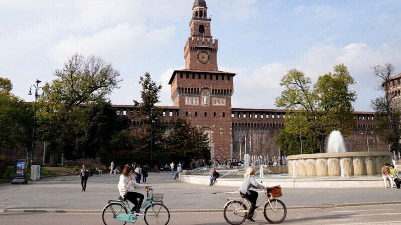 Chiedono una sigaretta e poi li aggrediscono a pugni: due ragazzi vittime di un pestaggio vicino al Castello Sforzesco | Aggrediscono poliziotti di fronte a discoteca Hollywood: 4 arresti