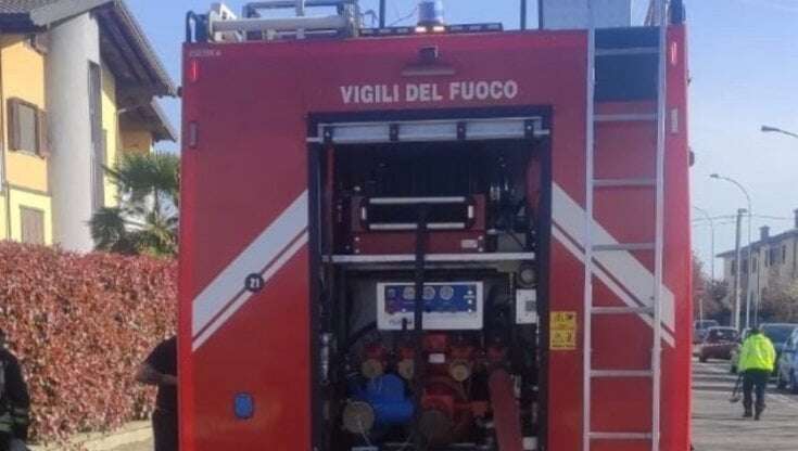 Esplosione e incendio in un negozio, due feriti: sono stati intossicati dai fumi