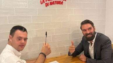 Un contratto a tempo indeterminato per Paolo, ragazzo con la sindrome di down. Altri sei a lavoro nella Pizzeria Pit’sa: “L’inclusione passa anche per il lavoro”