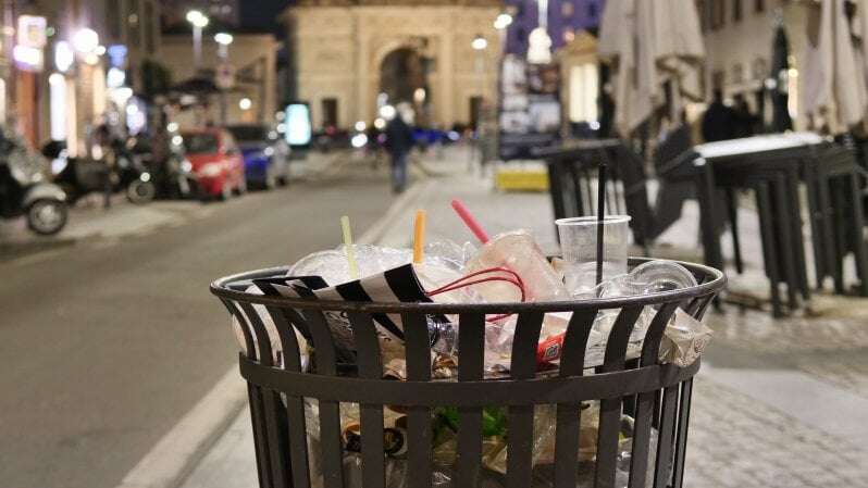 Anticipata l'ordinanza anti movida a Milano: stop all'asporto di alcolici in vetro o lattina e più controlli sui lavoratori nei locali