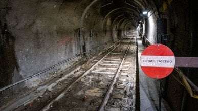 Camminano dentro il tunnel della metropolitana, denunciati tre turisti spagnoli e portoghesi: 