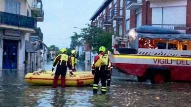 La gente in fuga dall'alluvione e il dramma dei disabili da mettere in salvo