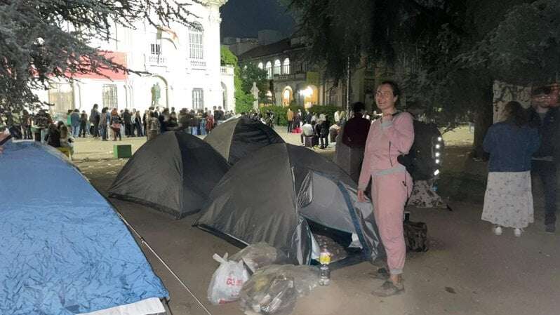 Aumentano gli studenti in tenda con Ilaria Lamera davanti al Politecnico per protesta: e c'è anche il giovane consigliere regionale del Pd