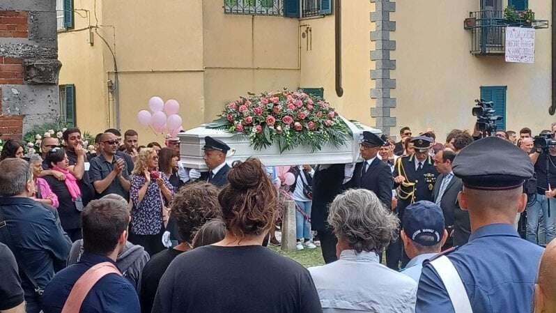 Folla per i funerali di Sofia Castelli: la bara in chiesa accolta dagli applausi di centinaia di persone