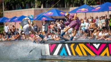 Spettacolo in Darsena, va in scena il wakeboard in coppia. Piffaretti: 