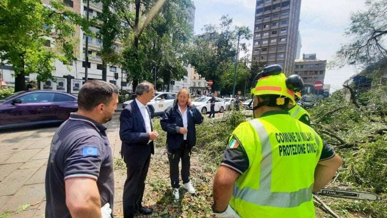 Alberi caduti a Milano per la tempesta, Sala: “Tantissimi danni, ci vorrà tempo per portarli via e piantarne di nuovi”