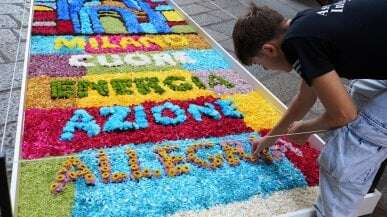 Infiorata in via della Spiga: più di 200mila fiori nelle tele degli artisti siciliani che raccontano Milano (grazie all’Intelligenza artificiale”