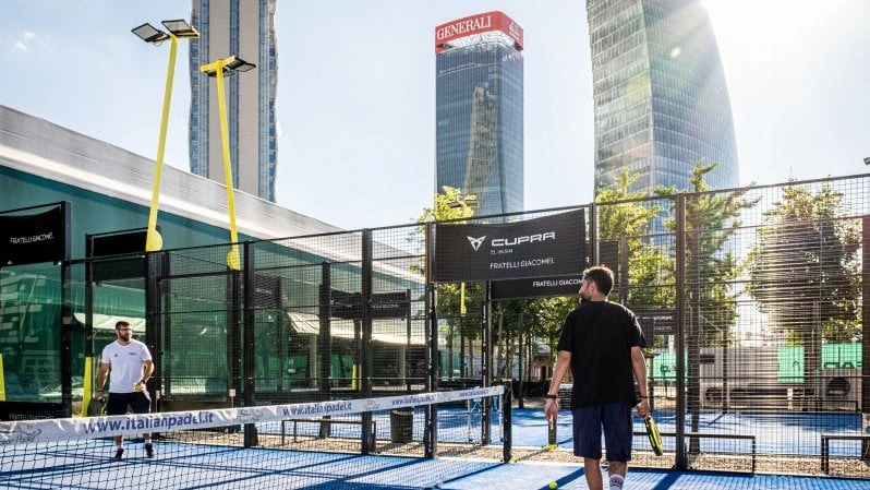 La sfida dei grattacieli: la voglia di padel non ha confini