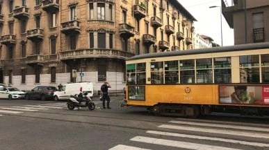Novantaduenne si schianta in motorino vicino alla Centrale: gravissimo
