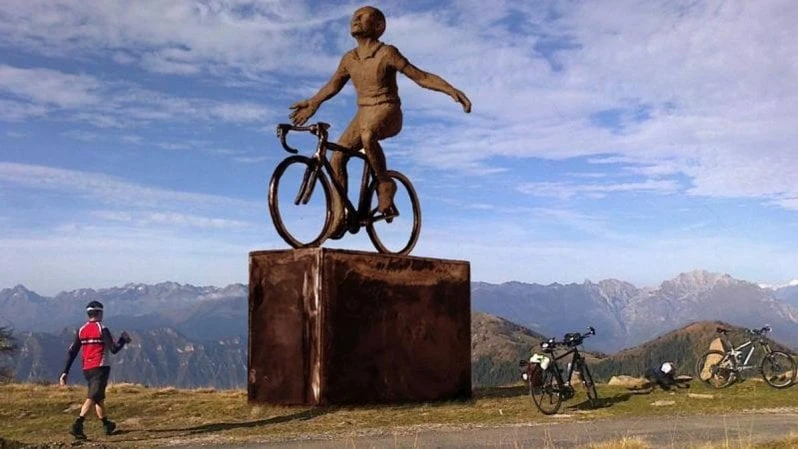 Montecampione, una statua alta sei metri celebra la leggenda di Marco Pantani