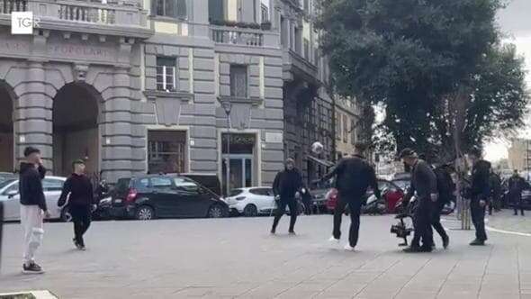 Sorpresa a Roma, Totti e Del Piero palleggiano in piazza al Flaminio: le immagini