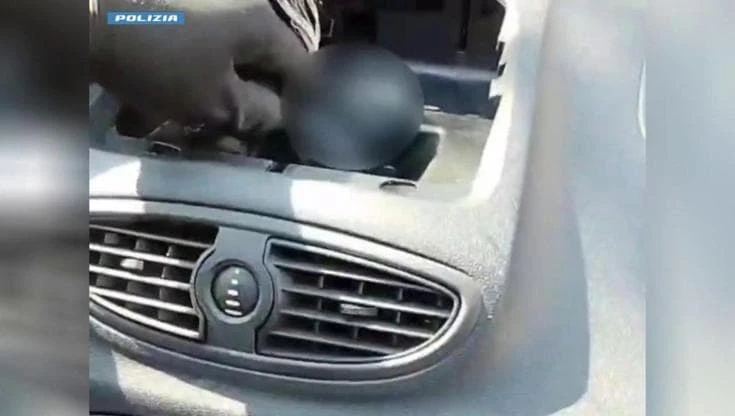 La droga nascosta nella plancia del cruscotto e in un calzino: un arresto a Milano