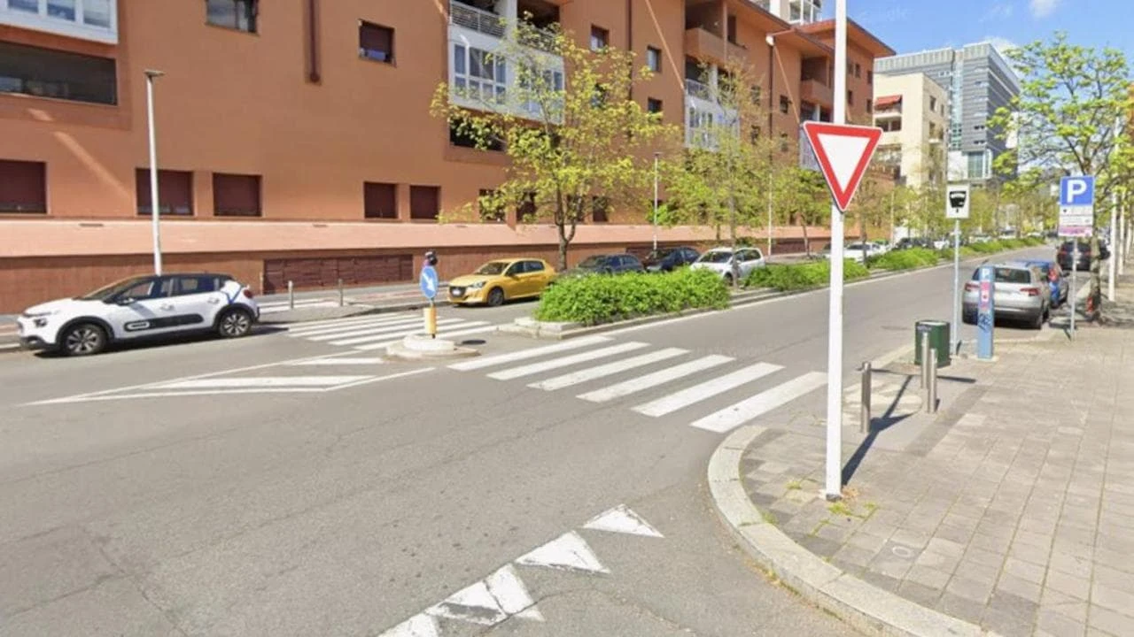 Coppia di anziani travolti sulle strisce: il marito di 76 anni morto in ospedale, moglie gravissima