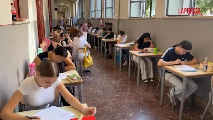 Al liceo Tenca aperte le buste: gli studenti studiano le tracce dei temi