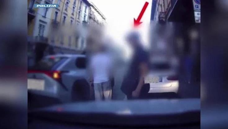 Milano, strappa orologio da 100mila euro a un turista: la dashcam del taxi riprende il furto
