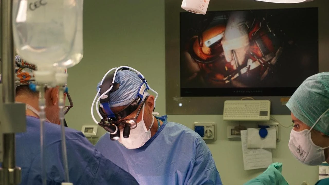 Incrocio di destini in sala operatoria: due interventi cardiaci in contemporanea. “È la prima volta”