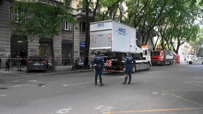 Passa dietro un camion in retromarcia e viene travolto: morto a Milano un uomo di 84 anni
